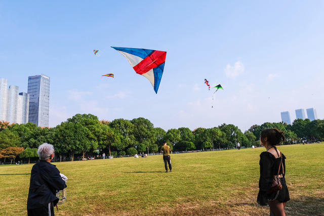 橘子洲，秋日暖阳，放风筝，