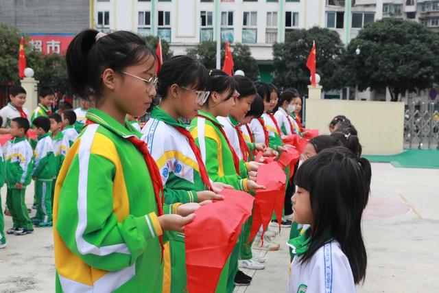 先锋队 土家族 湘西 中国 苗族 吉首 少年小学 少先队 入队 学生 仪式  红领巾 纪念  知识 教育 少先队知识