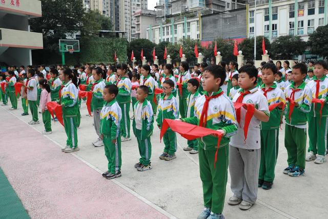 先锋队 土家族 湘西 中国 苗族 吉首 少年小学 少先队 入队 学生 仪式  红领巾 纪念  知识 教育 少先队知识