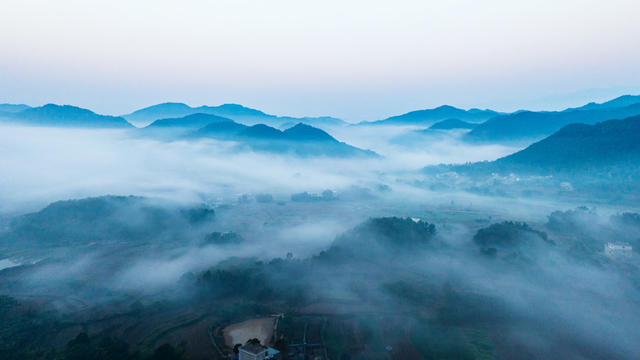 美丽乡村  晨雾  水墨画