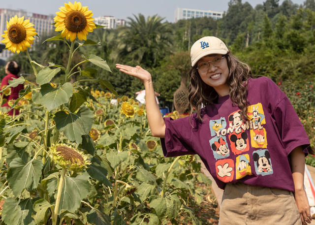 物园   美女  因花更美
