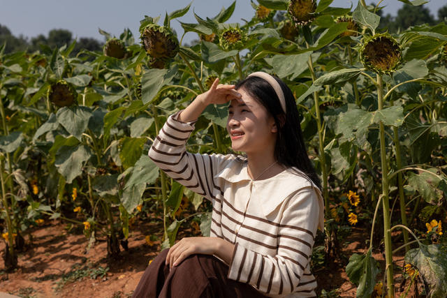 物园   美女  因花更美
