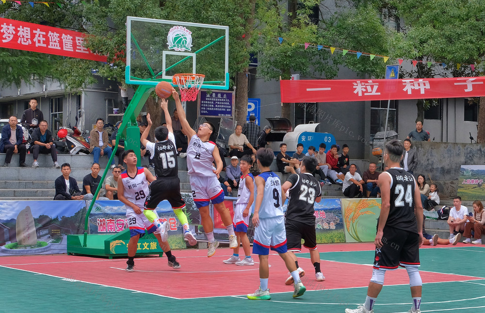 首届“金种子”杯篮球赛
10月16日，洪江市安江镇首届“金种子”杯篮球比赛在文体中心举行，吸引了众多观众和篮球爱好者观看。