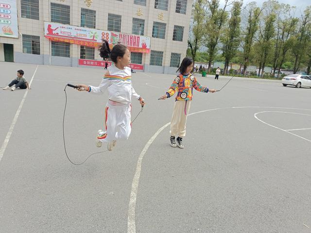 新田县龙泉五小  五育并举  课间活动