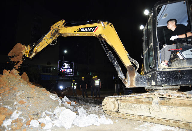 嘉禾：管道抢修保供水