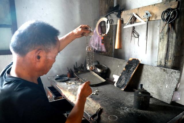 土家族 湘西 非遗 苗族 银饰 凤凰 传承人 遗产 文化 非物质 名录