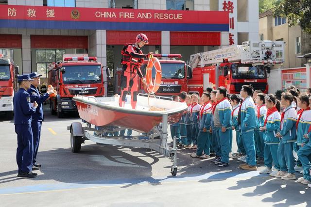 水上救援,防溺水知识,消防站开放日活动,体验消防装备,讲解消防知识,观摩科普实验