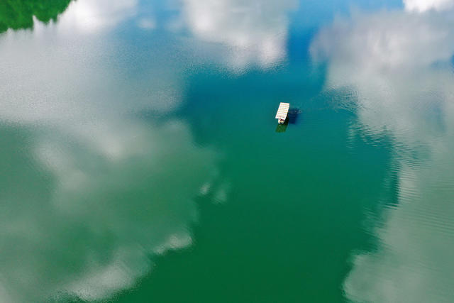 湘西 龙山 水库 秋色 湖水 蓝天 白云 船儿 