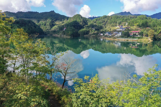 湘西 龙山 水库 秋色 湖水 蓝天 白云 船儿 