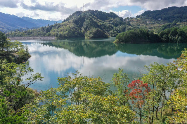湘西 龙山 水库 秋色 湖水 蓝天 白云 船儿 