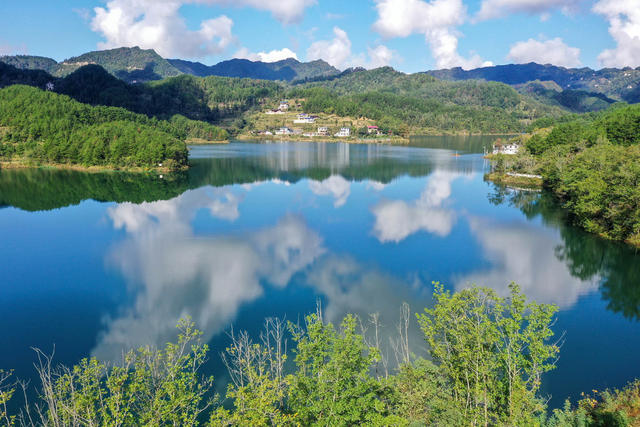 湘西 龙山 水库 秋色 湖水 蓝天 白云 船儿 