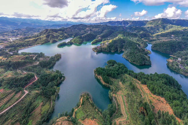 湘西 龙山 水库 秋色 湖水 蓝天 白云 船儿 