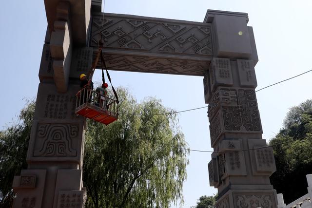 苗族 工人 施工 高空 作业 景区 二酉山 牌坊 美丽 图画 大门 自治