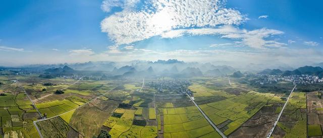 风景
金秋
稻田
群山
若现
云雾