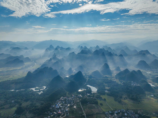 风景
金秋
稻田
群山
若现
云雾