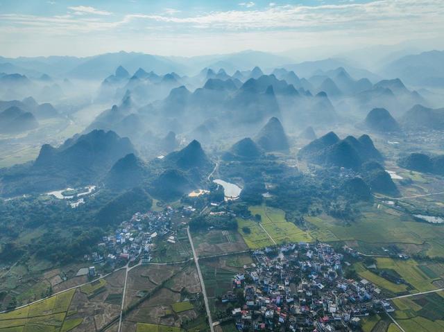 风景
金秋
稻田
群山
若现
云雾