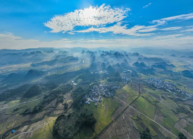 风景
金秋
稻田
群山
若现
云雾