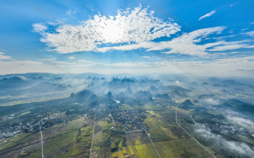 风景
金秋
稻田
群山
若现
云雾