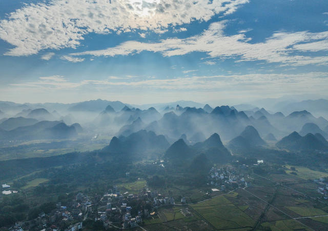 风景
金秋
稻田
群山
若现
云雾