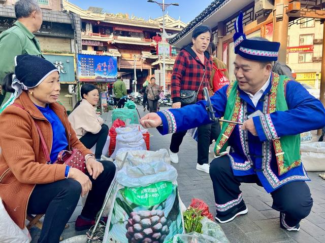 义务帮进城赶集的农民推销地产品。
