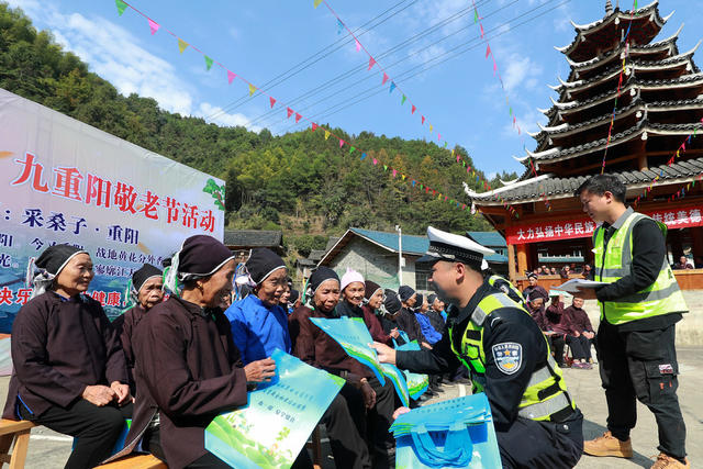 敬老 安全 农村 道路 宣讲 交警 保险 服务 联动
