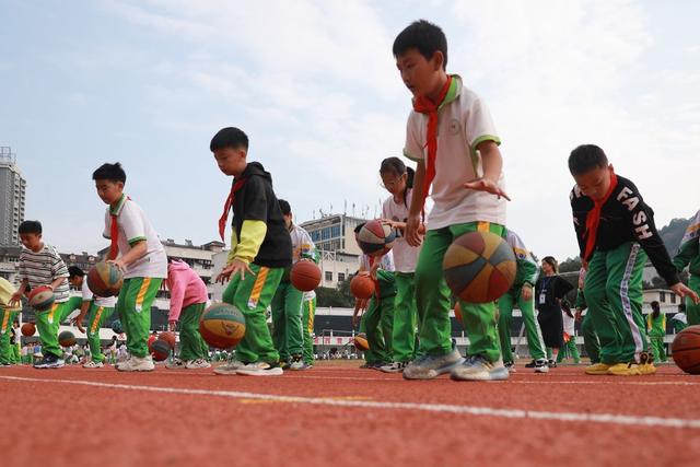 校园 土家族 湘西 学生 苗族 吉首 小学 篮球 体育 锻炼 运动  技巧 文体 体质 