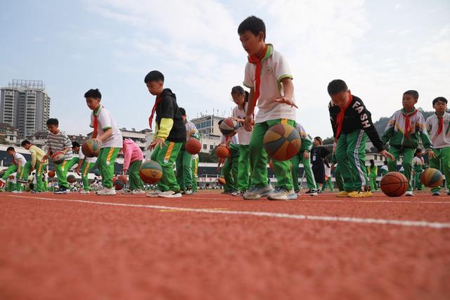 校园 土家族 湘西 学生 苗族 吉首 小学 篮球 体育 锻炼 运动  技巧 文体 体质 