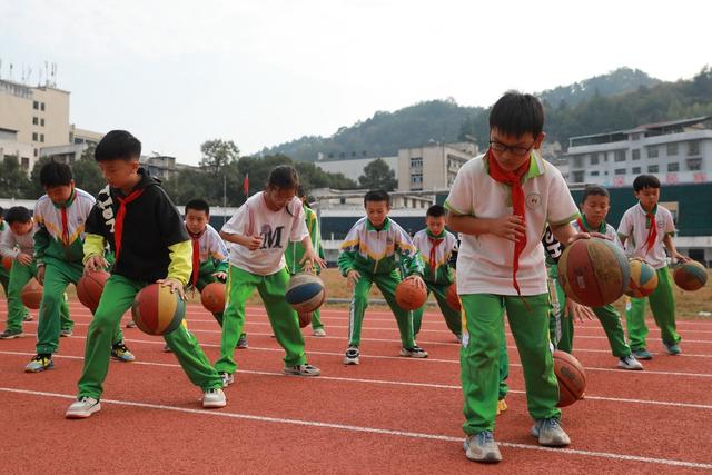 校园 土家族 湘西 学生 苗族 吉首 小学 篮球 体育 锻炼 运动  技巧 文体 体质 
