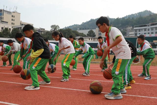 校园 土家族 湘西 学生 苗族 吉首 小学 篮球 体育 锻炼 运动  技巧 文体 体质 