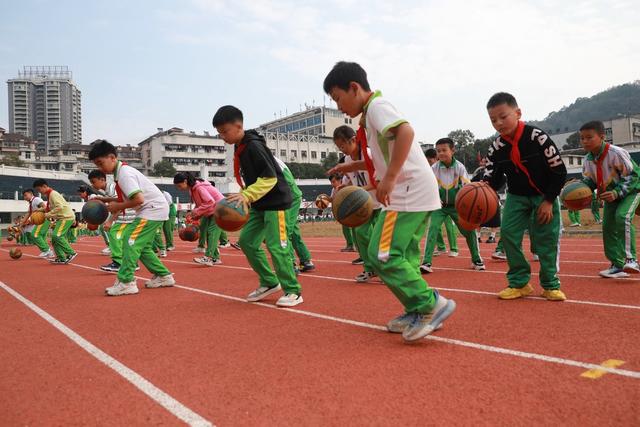 校园 土家族 湘西 学生 苗族 吉首 小学 篮球 体育 锻炼 运动  技巧 文体 体质 