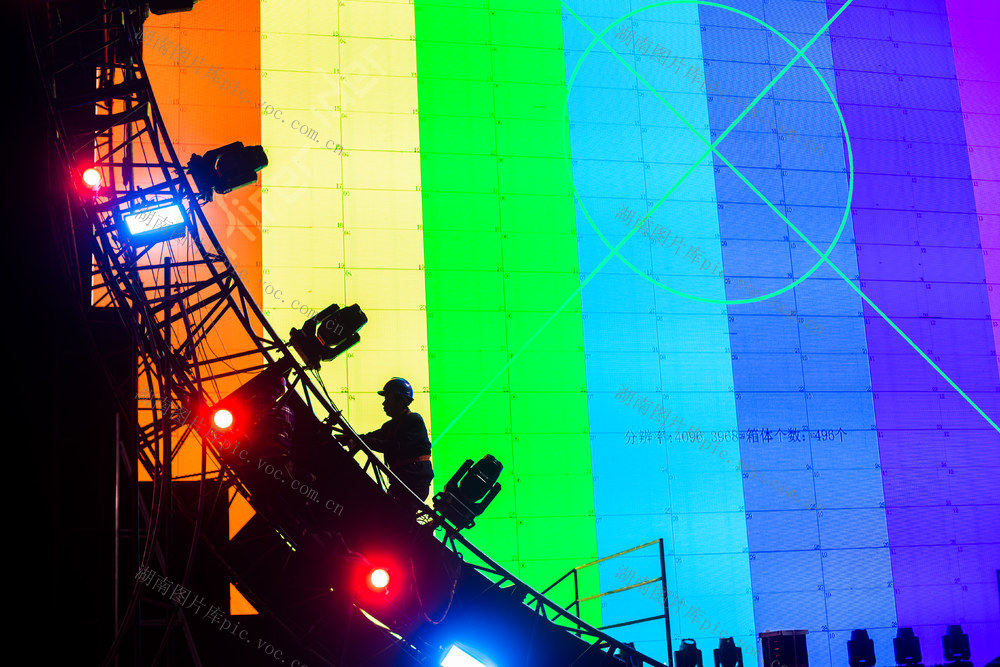 天空剧院  色彩  工人  调试
夜晚