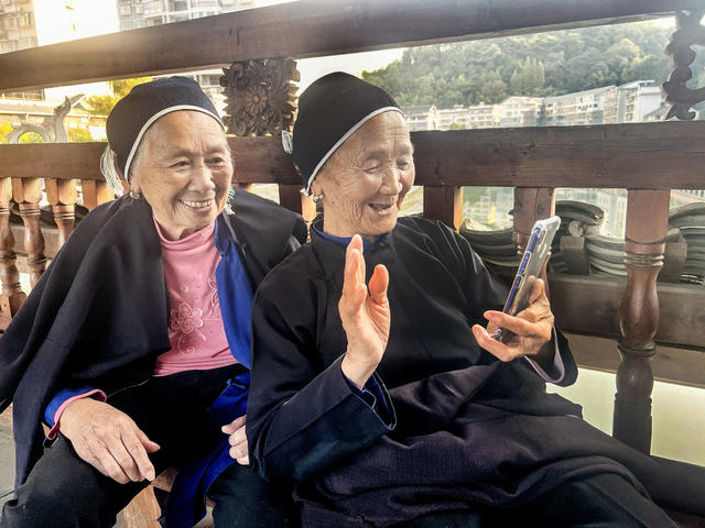 侗族大娘晒幸福
