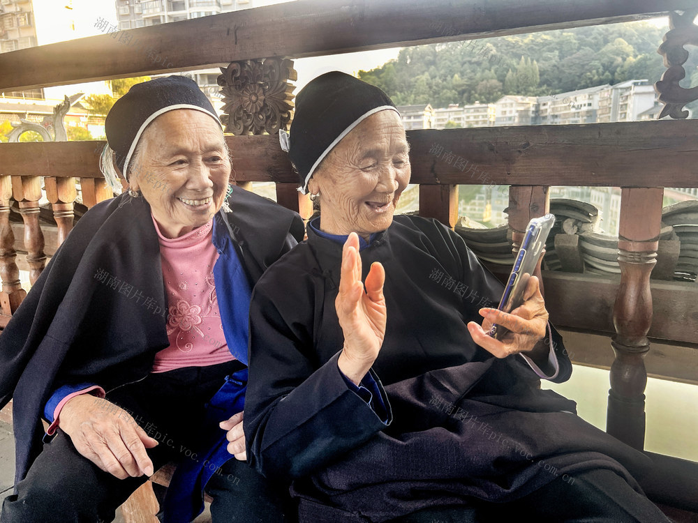 侗族大娘晒幸福
