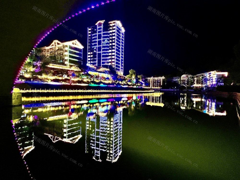 “越夜越精彩”
