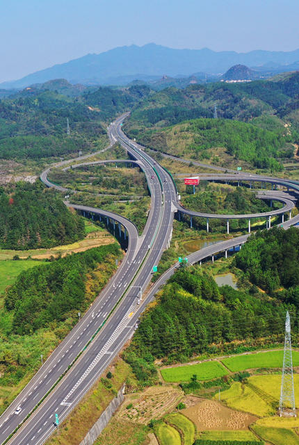 蓝山：路畅景美