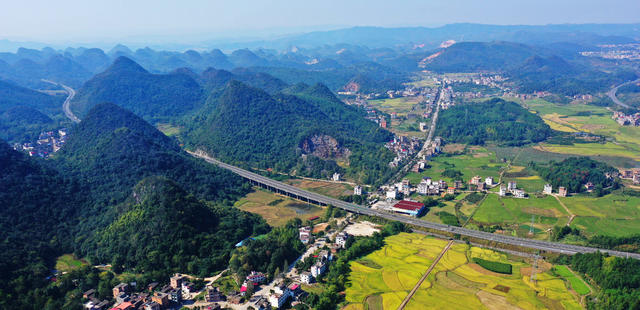 蓝山：路畅景美