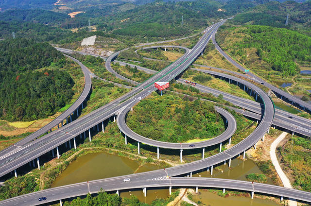 蓝山：路畅景美