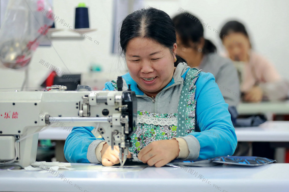 社区 企业 优惠 政策 就业 帮扶 车间 工人 赶制 订单
