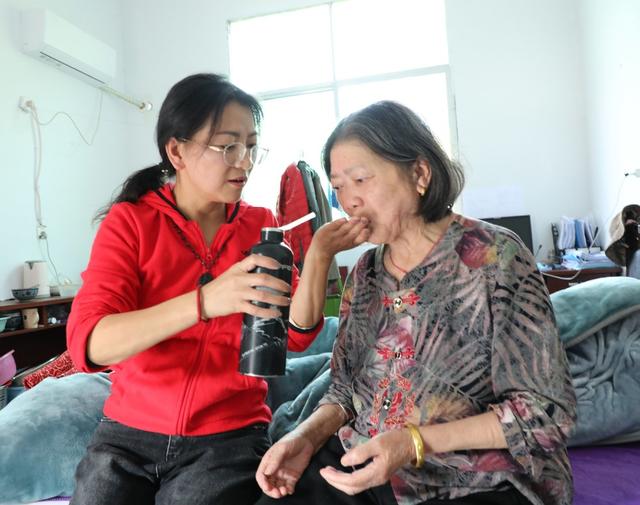 带着妈妈驻村的“第一书记”