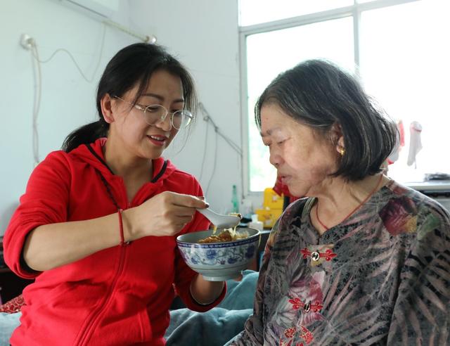 带着妈妈驻村的“第一书记”