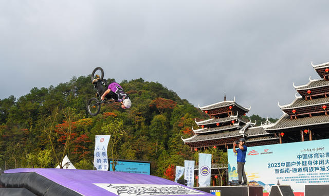 小轮车空中极限表演