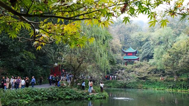 爱晚亭，秋色宜人，游人如织
