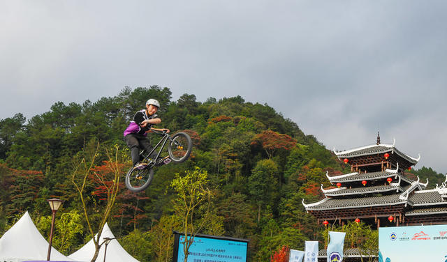 小轮车空中极限表演