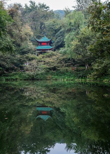 爱晚亭，秋色宜人，游人如织