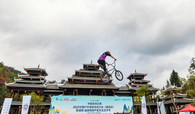 小轮车空中极限表演