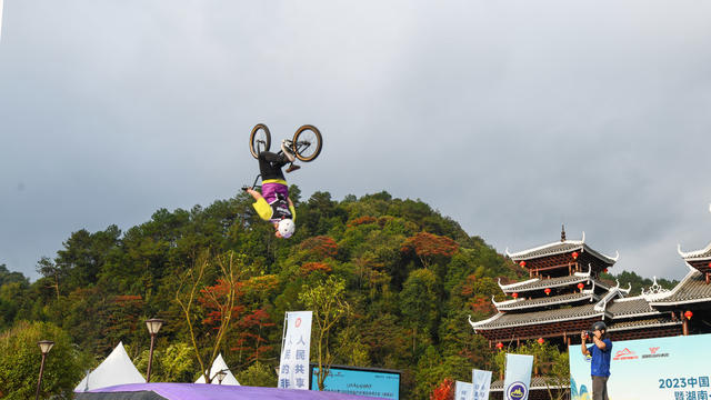 小轮车空中极限表演
