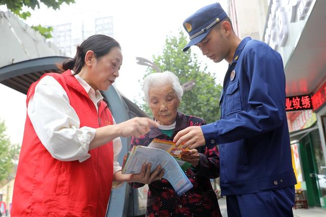 宣讲秋冬季节防火知识,消防员,119消防宣传月,老年弱势群体
