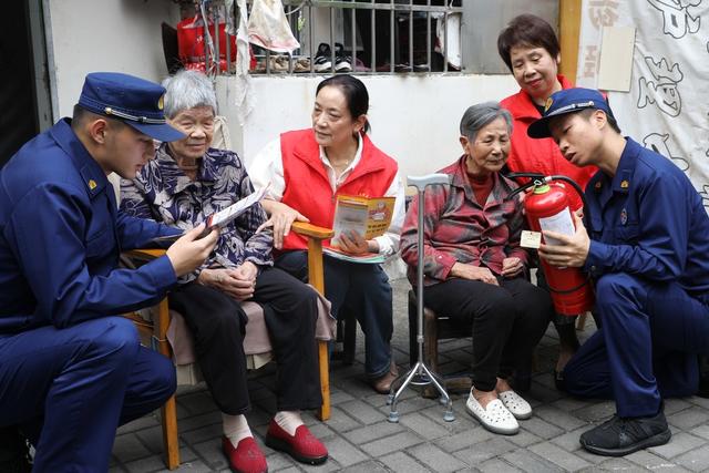 宣讲秋冬季节防火知识,消防员,119消防宣传月,老年弱势群体