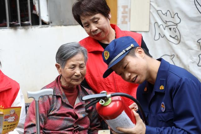 宣讲秋冬季节防火知识,消防员,119消防宣传月,老年弱势群体