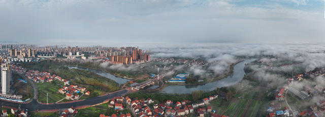 2023年11月6日澧县县城上空出现平流雾，整个县城云雾缭绕，美轮美奂。杨翠辉摄于湖南澧县。